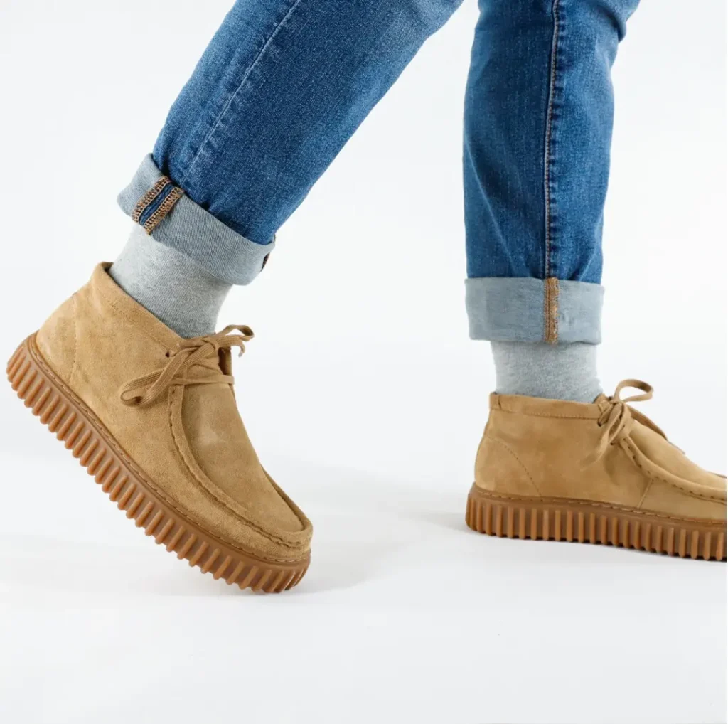 Clarks Torhill Hi Dark Sand Suede boots uomo donna strinagata