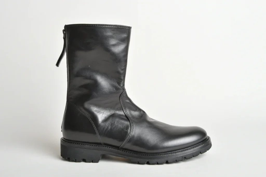 Stivaletto in pelle nero con zip sul retro