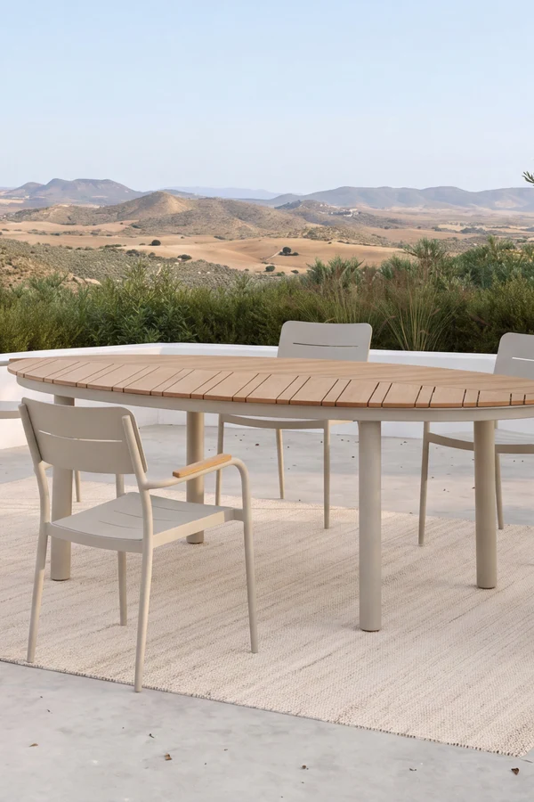 Set da esterno tavolo ovale Arya 220 cm e 6 sedie Arya, bianco e teak